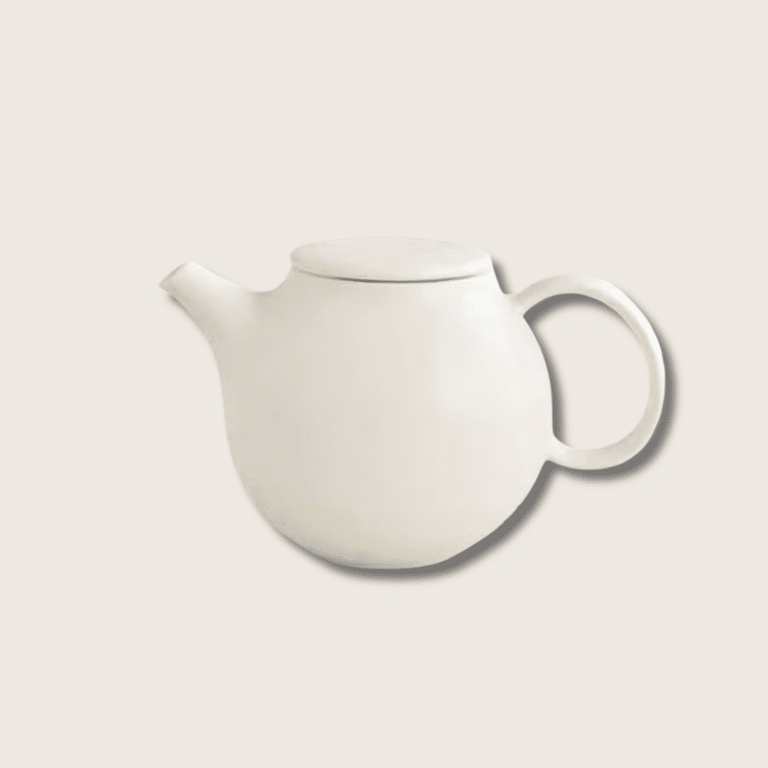 thÉiÈre en porcelaine blanche
