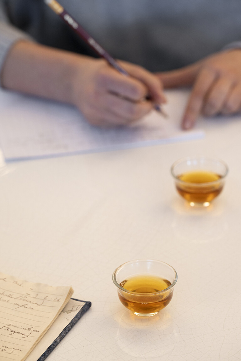 Travail personnel avec deux tasses de liqueur ambrée