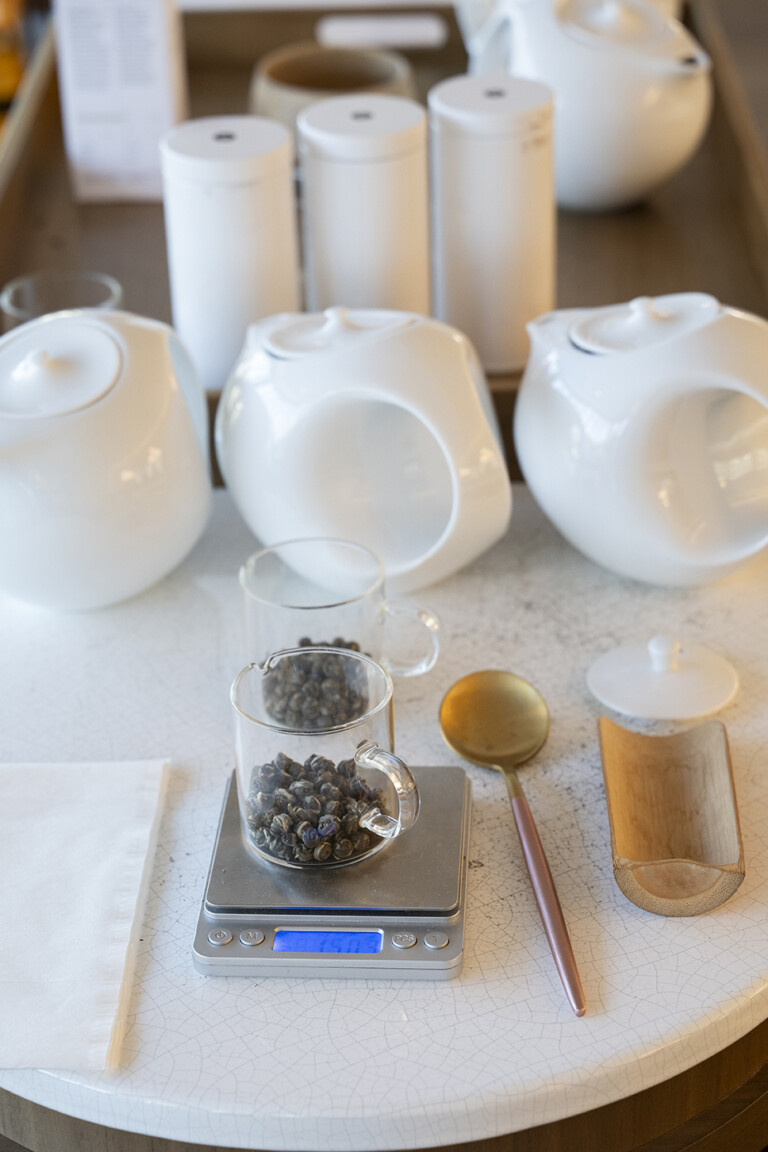 Balance de précision et perles de thé : le dosage juste