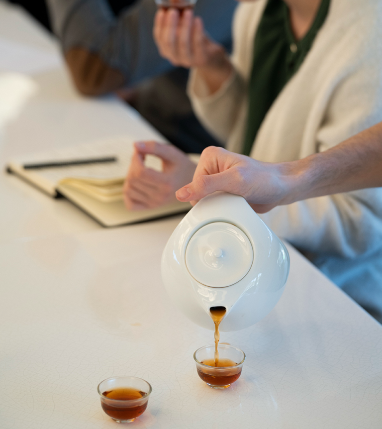 Service du thé à la théière lors d’un atelier