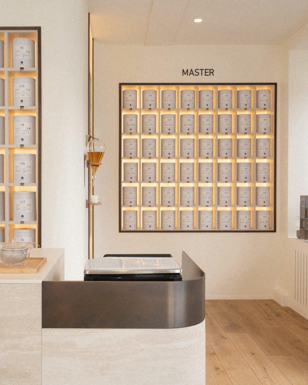 Comptoir et mur « Master » de boîtes de thé numérotées, boutique-atelier nunshen, 87 rue Lemercier, Paris 17e