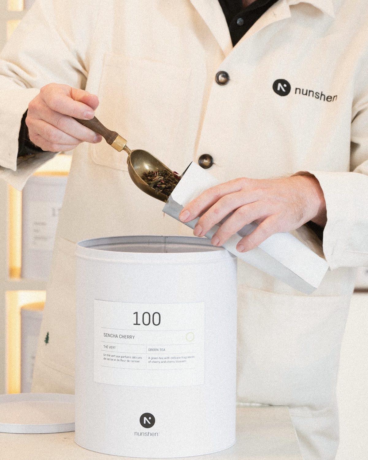 Le thé n° 100 Sencha Cherry versé en vrac dans sa boîte nunshen